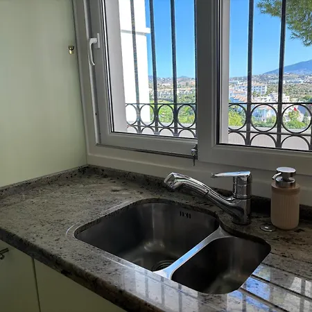 Nature & Sea Escape - Pools, & Sunshine! Apartment